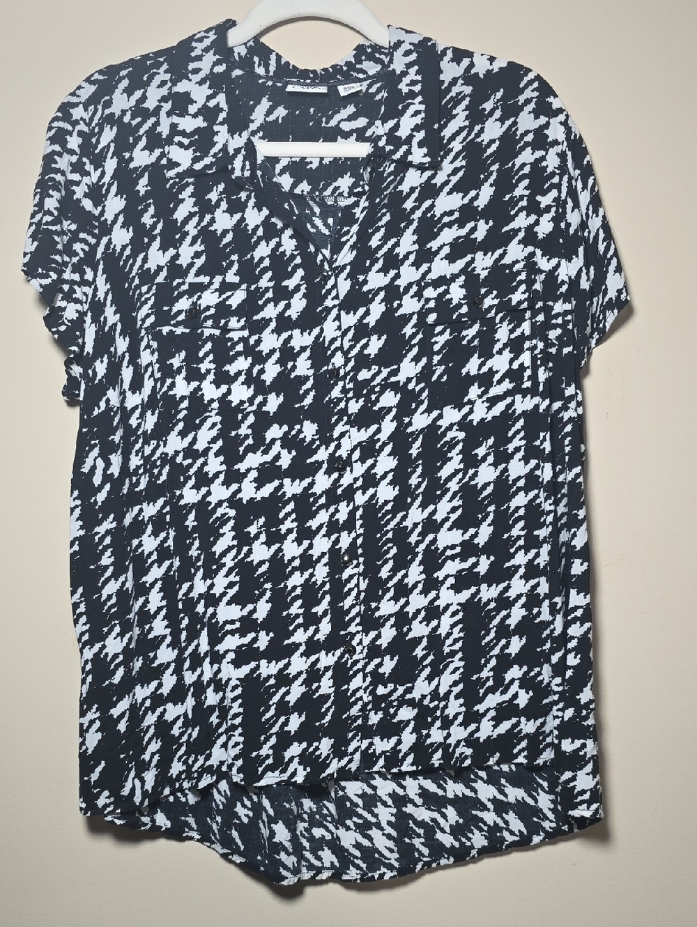 Cato Black & White Houndstooth Short Sleeve Button-Down Shirt